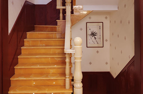 措勤中式别墅室内汉白玉石楼梯的定制安装装饰效果